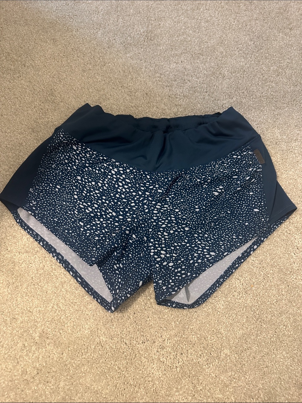 Oiselle Toolbelt Roga Shorts in Curfew Onna Print